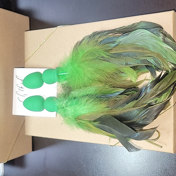 BRAND NEW CH0KED BRAND FEATHERED EARRINGS IN MULTI GREEN (FOR PIERCED EARS) - Picture 3 of 6